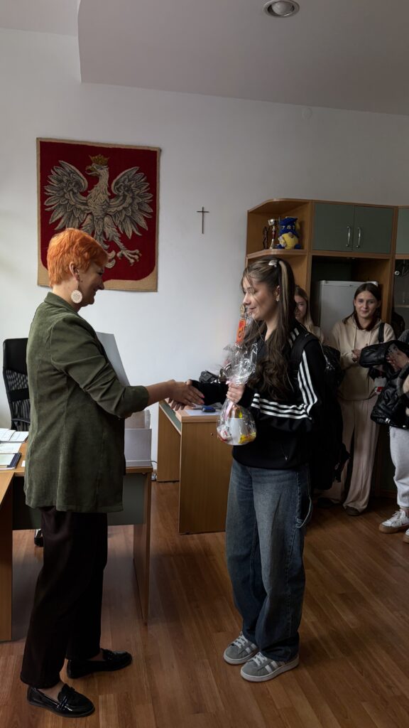Uczennica odbierająca nagrodę od pani dyrektor