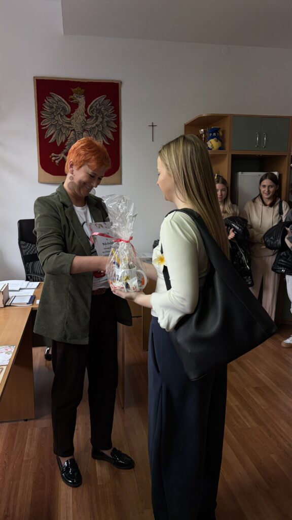 Uczennica odbierająca nagrodę od pani dyrektor
