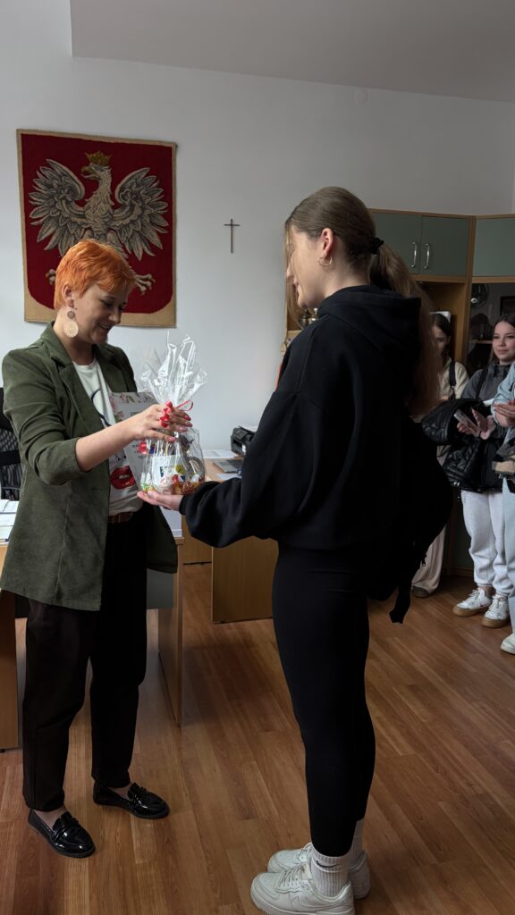 Uczennica odbierająca nagrodę od pani dyrektor