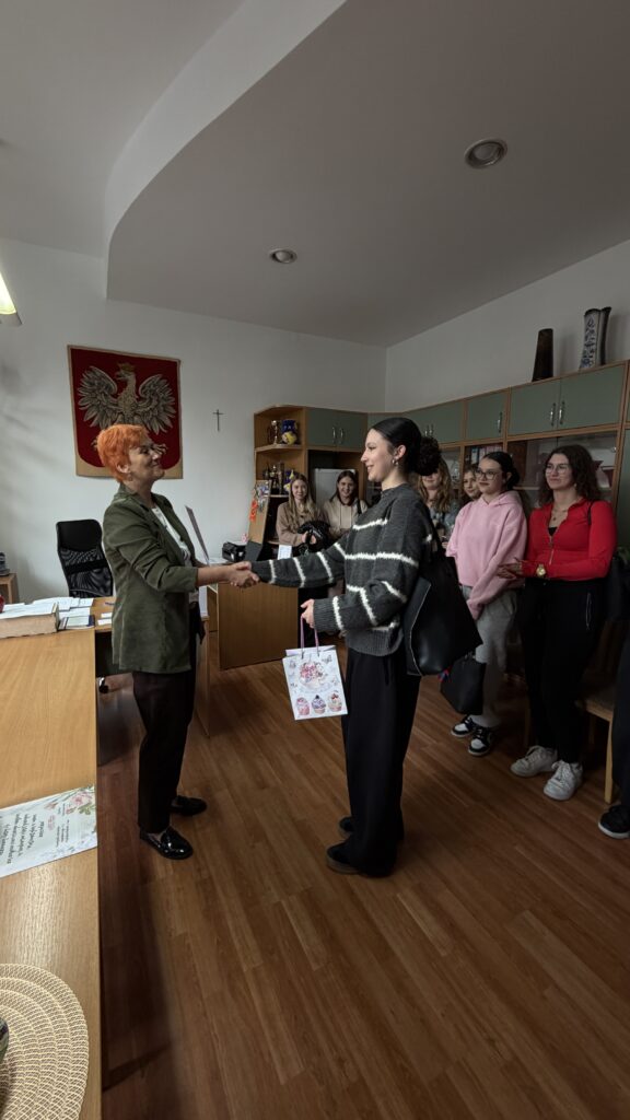 Uczennica odbierająca nagrodę od pani dyrektor
