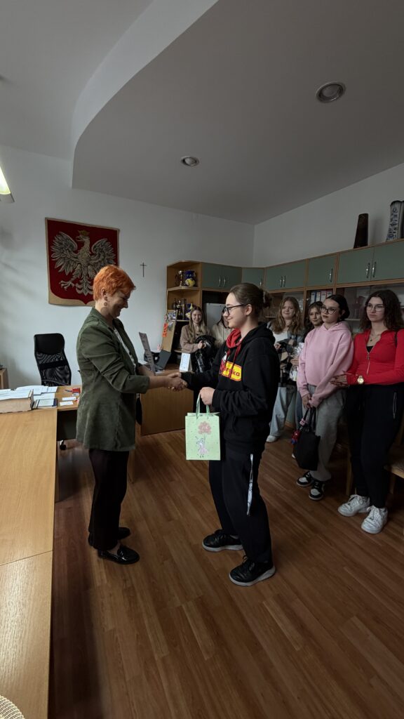 Uczennica odbierająca nagrodę od pani dyrektor