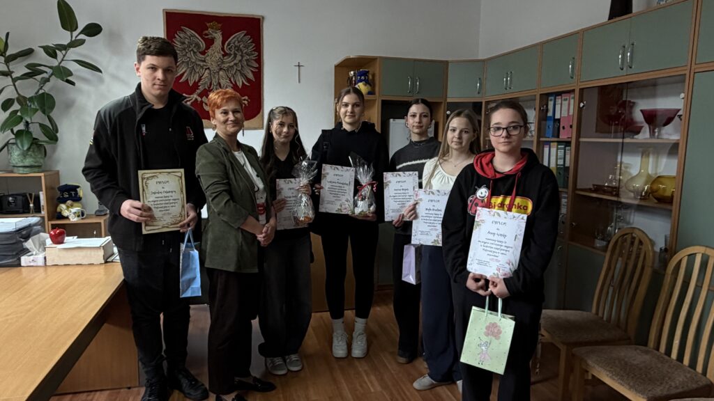 Uczniowie po odebraniu nagród z panią dyrektor