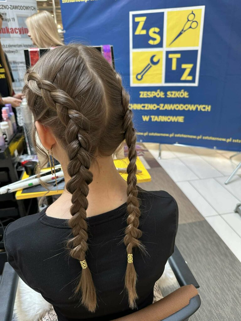 Dziewczyna z zaplecionymi warkoczami