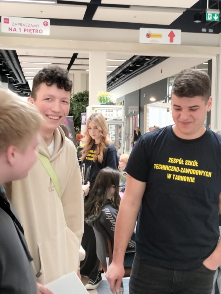 Grupa chłopaków stoi w koszulkach z logo ZSTZ