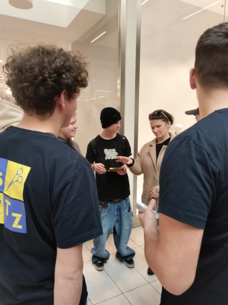 Grupa chłopaków soi w koszulkach z logo ZSTZ