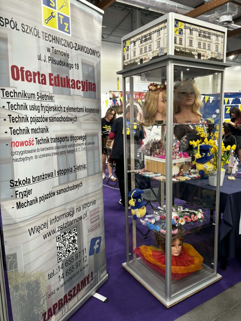 Stoisko ZST-Zna targach . Baner z reklamą oferty edukacyjnej szkoły.