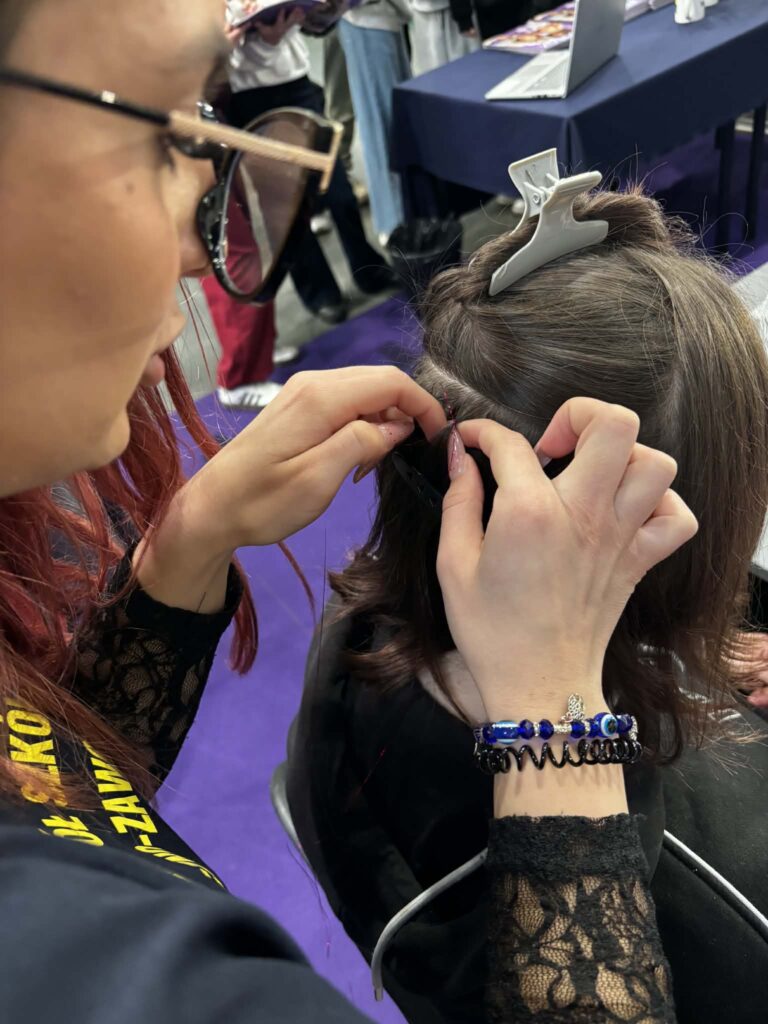 Fryzjerka czesze dziewczynę