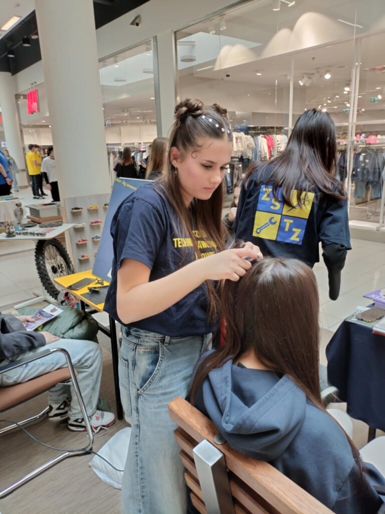 Fryzjerka czesze dziewczynę