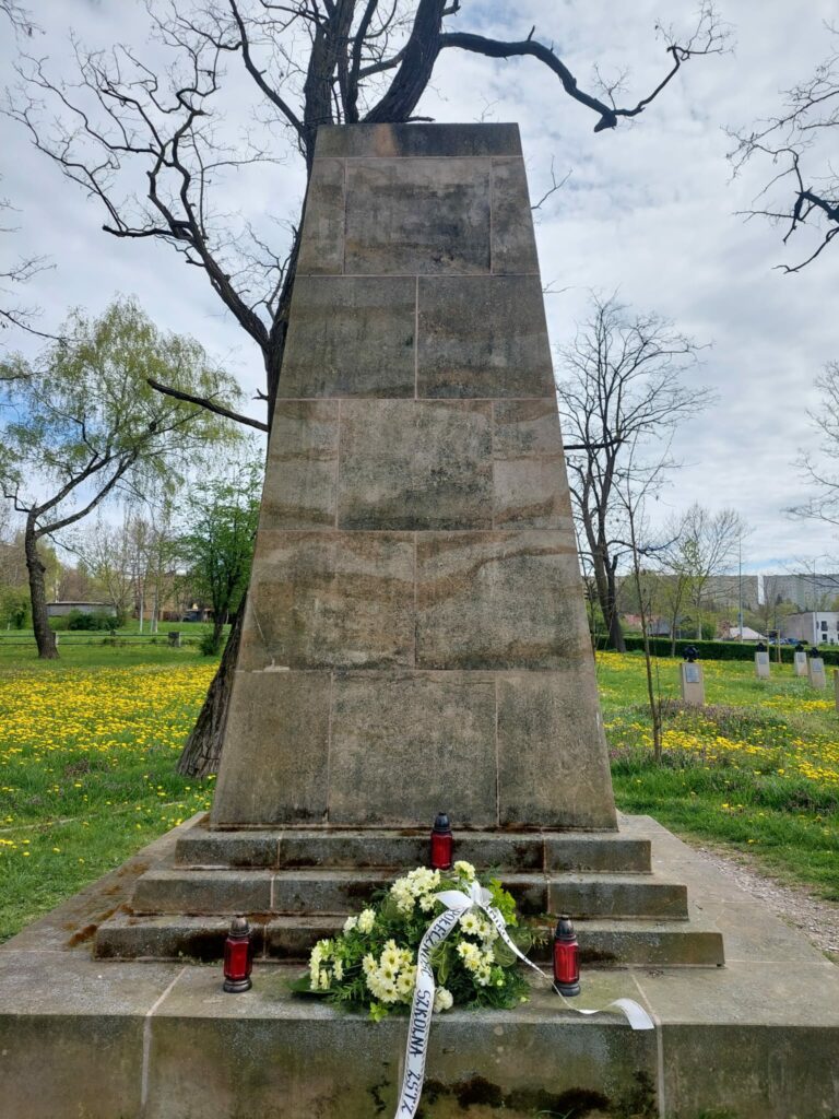 pomnik poległych z wieńcem od ZST-Z