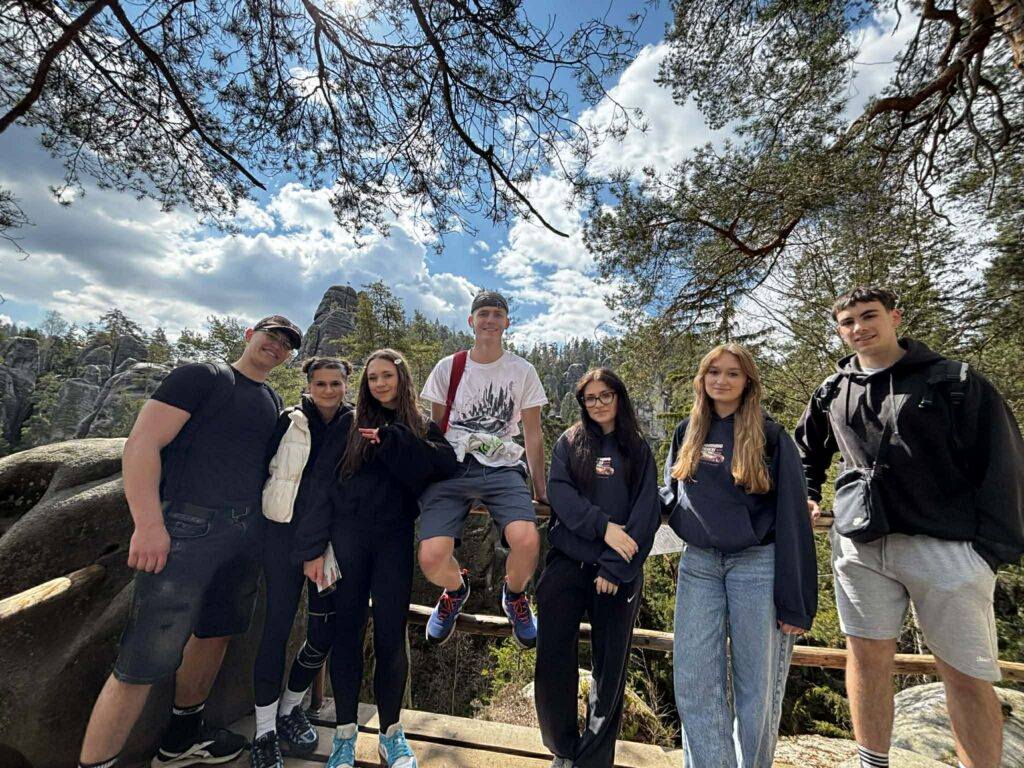 uczennice i uczniowie w Skalnym Mieście