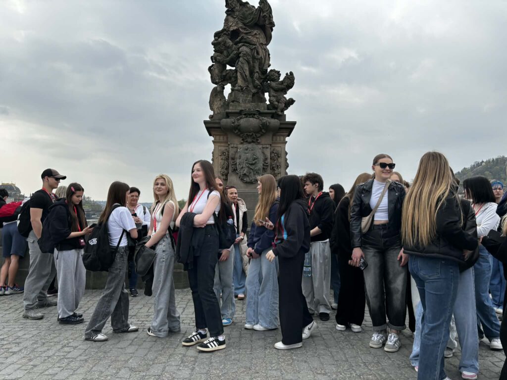 uczniowie w Pradze, w tle pomnik