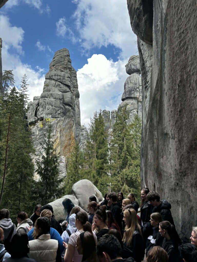 uczniowie w Skalnym Mieście