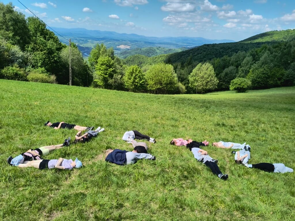 uczennice odpoczywające na górskiej polanie