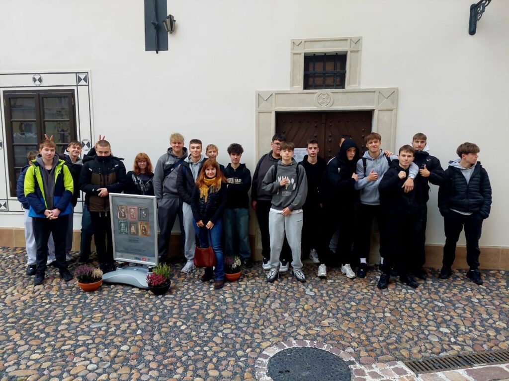 uczniowie stojący przed wejściem do Muzeum Diecezjalnego w Tarnowie
