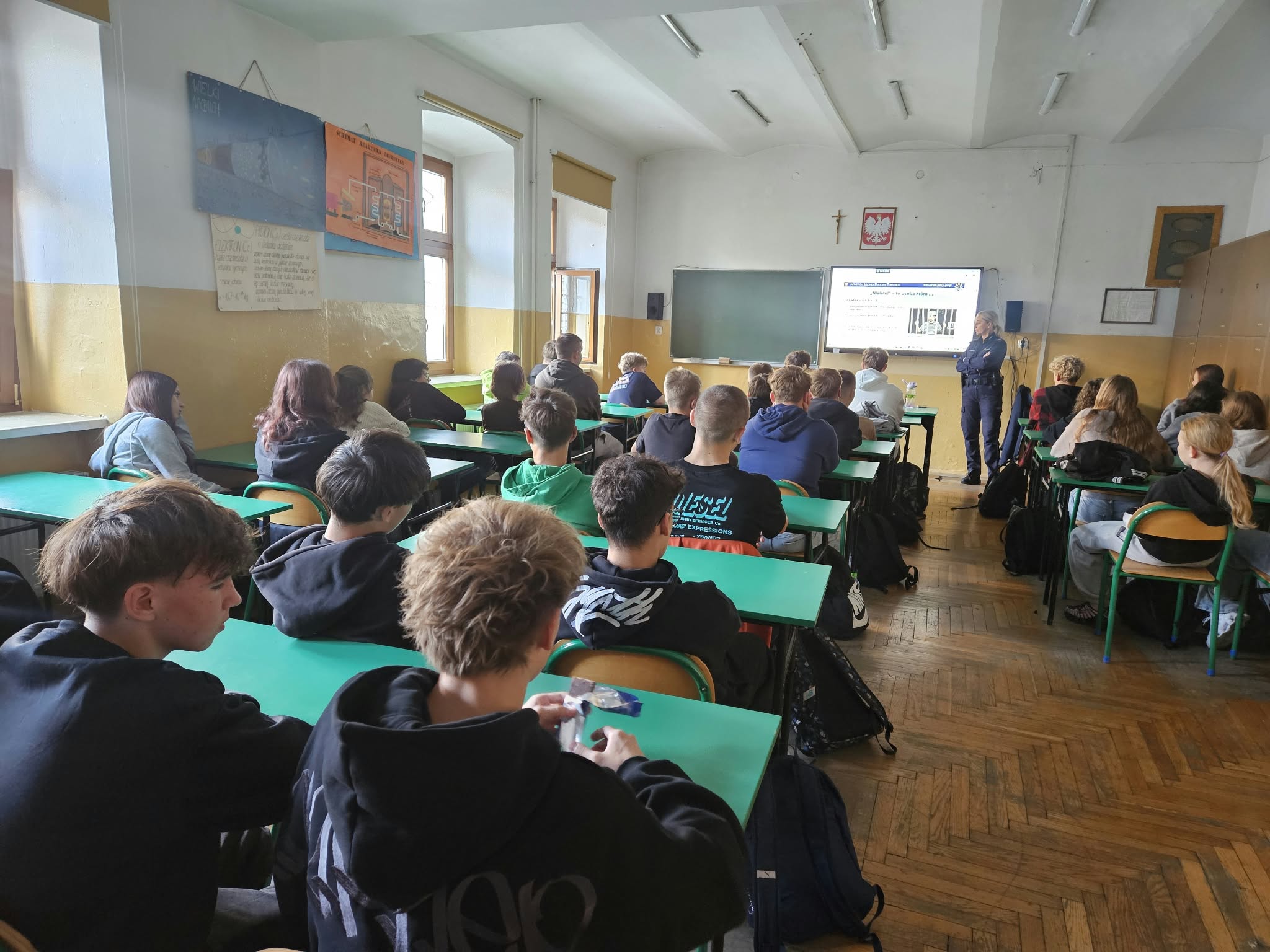 Spotkanie uczniów klas pierwszych z funkcjonariuszem Policji